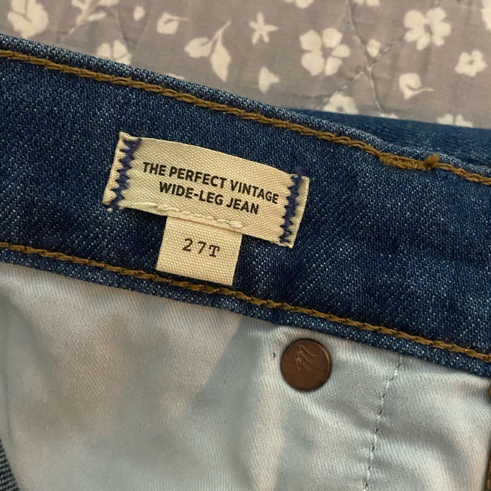 Never been worn brand new Madewell The perfect vintage jeans!